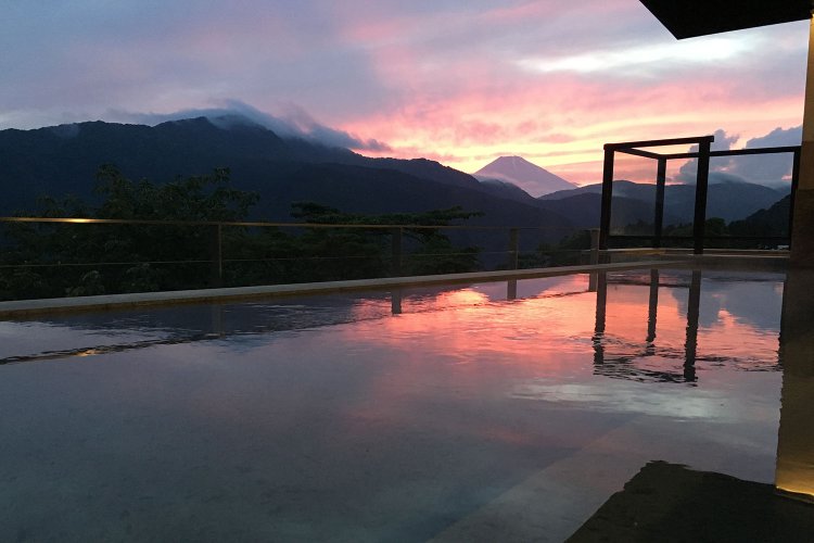 『絶景日帰り温泉 龍宮殿本館』。新宿駅から約2時間でこの絶景風呂に入れる。