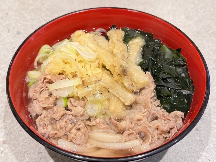 肉うどんとごぼう天で800円。九州を感じる一杯。