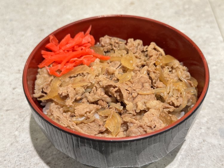 麺類セット800円につけられるミニ牛丼がまたうまい！
