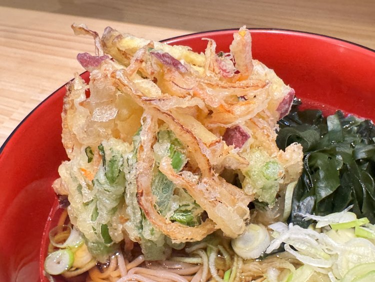 細く切ったサツマイモをメインに、タマネギ・春菊・小エビを合わせた、がねのかき揚げ。