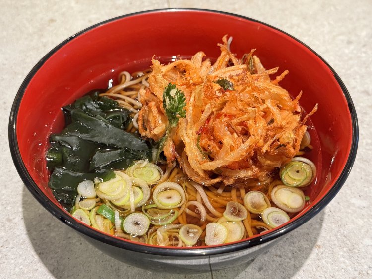 五目イカかき揚げそば600円。ゲソ天よりおいしいかも。