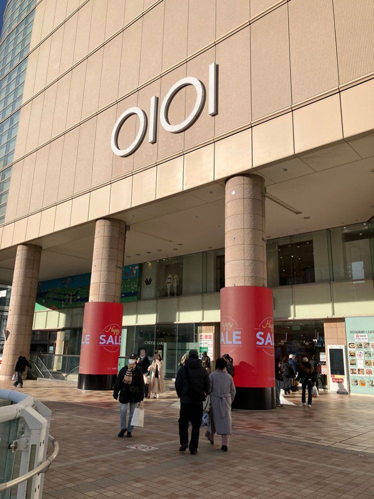 ペデストリアンデッキから直接入れる『マルイ』入り口も、待ち合わせ場所としてはわかりやすい。