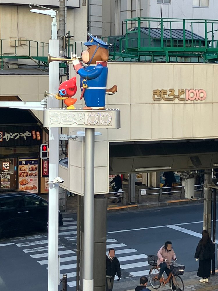 「わんさ君」の名前の由来は、犬の「わん」と巡査の「さ」からという。1010とは「せんじゅう」→「せんじゅ」の語呂合わせと思われる。