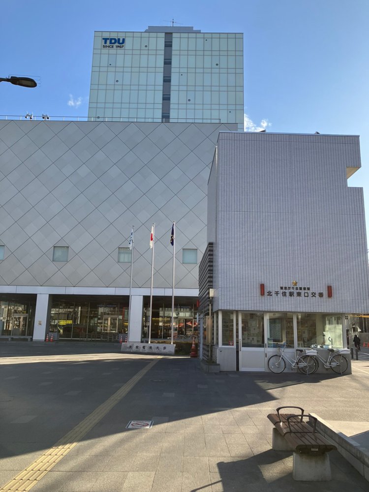 東京電機大学のキャンパスは、カフェなど一般の人も利用できるスペースもある。