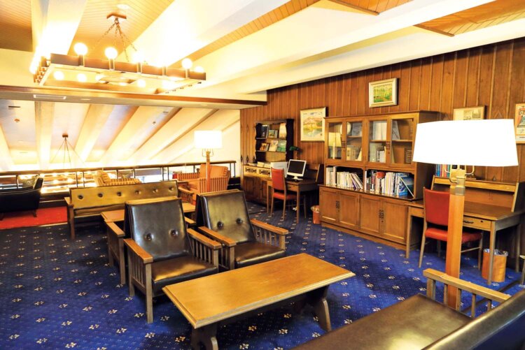 創業当時のクラシカルな雰囲気を醸す本館のライブラリー。
