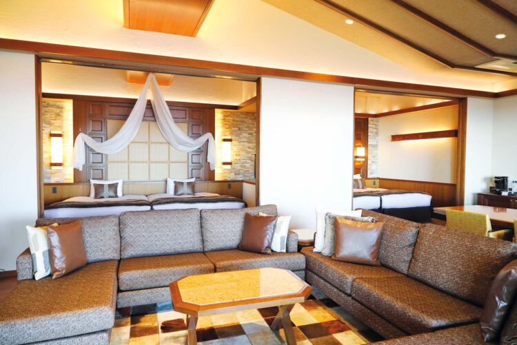 4名まで滞在できる温泉露天（プール）テラスフォースP4は、寝室2つと露天風呂＆温水プール付き。