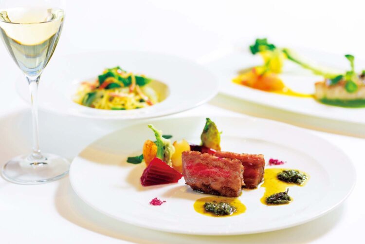 日帰りプランのランチは展望抜群の「アクアダイニング」で。創作フレンチのコース料理を堪能。