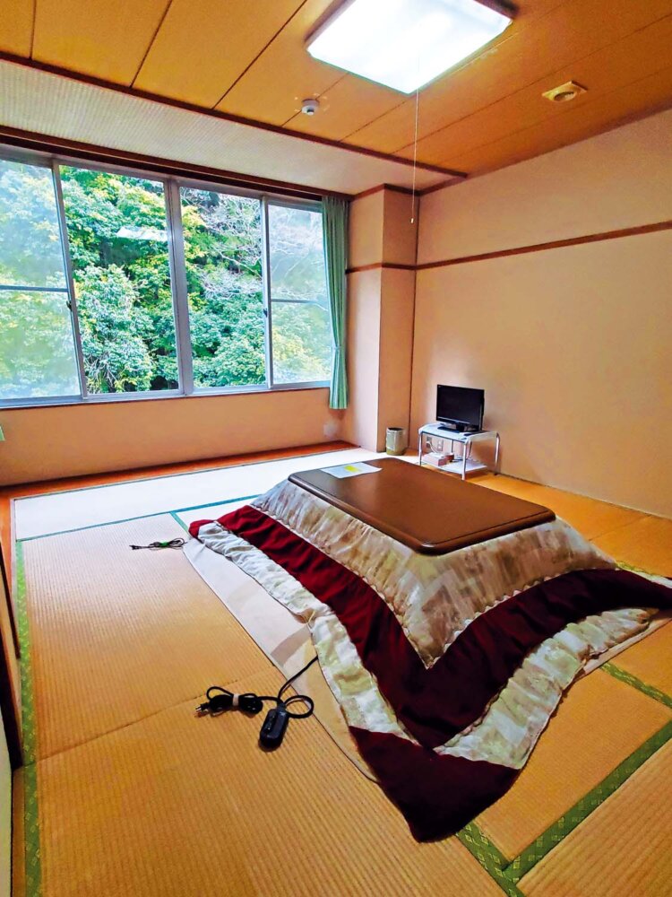 併設の『しらさぎ荘』では、自炊湯治も可能。新鮮な一番風呂に入れるのが宿泊者の特権だ。