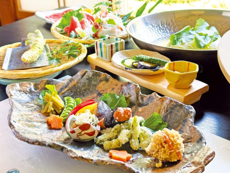 原木シイタケ、アマゴ、ワサビなど静岡の食材たっぷりの和食。