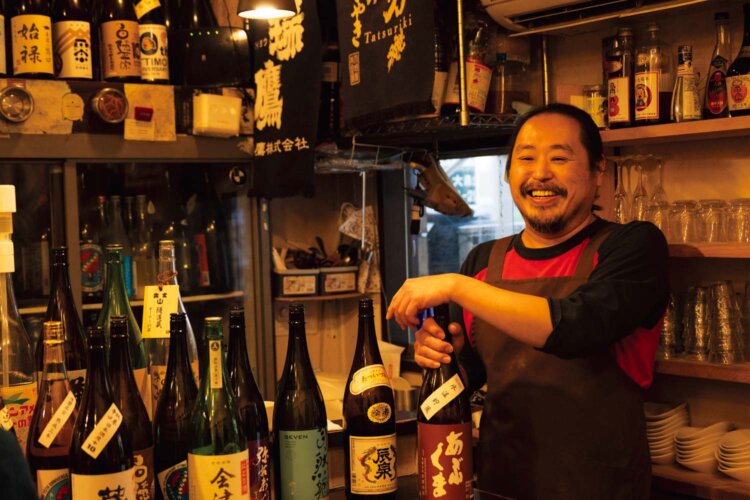 カウンターから冷蔵庫の上にまで熟成酒がずらり。