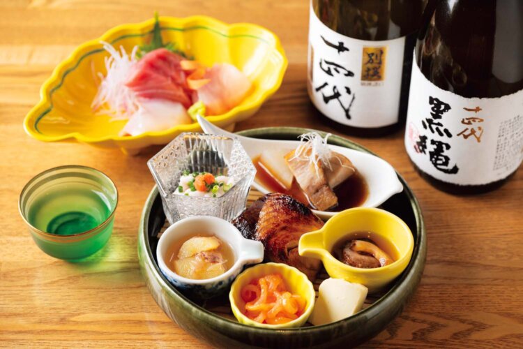 お刺し身盛り合わせと酒のつまみが少しずつ楽しめる酒菜セット3900円。日本酒は90ml600円～