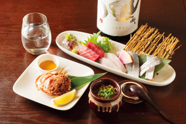 刺し身おまかせ盛り合わせ1430円～、セコガニ1650円前後、自家製冷奴275円、日本酒は605円～。