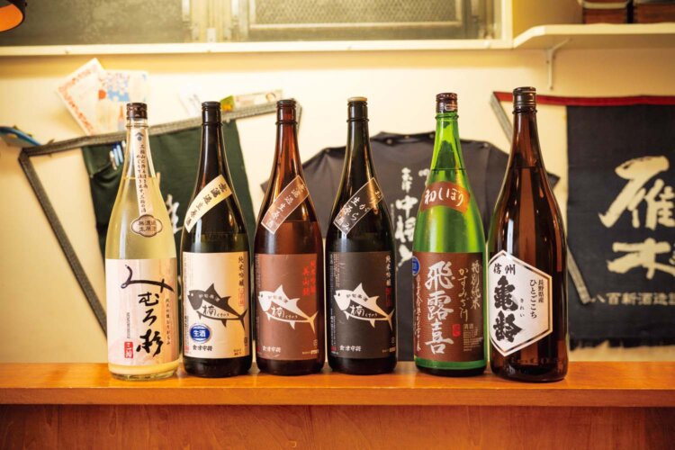 「大森弾丸ツアー」から縁が続く「会津中将」のマグロラベルが可愛いオリジナル3種に加え、「みむろ杉」「飛露喜」「信州亀齢」など全国の銘酒が揃う。