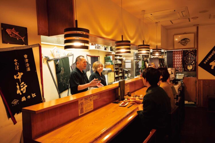 カウンターでは店主や女将とのおしゃべりも楽しい。