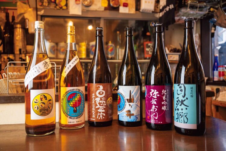 「白隠正宗」「山の井」「弥右衛門」「自然郷」と冷や～燗でも楽しめるものから「達磨正宗」や「分福」など、店オリジナルラベルの熟成古酒までずらり。