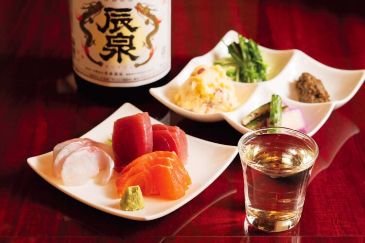 須賀川野菜の酒肴盛り合わせ750円、刺し身盛り合わせ小1200円。