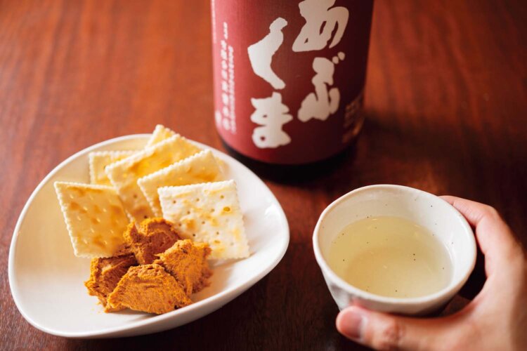 クリームチーズと味噌を合わせた濃厚なお魚のパテ650円は「大森弾丸ツアー」に参加していた「あぶくま」の燗酒750円を。