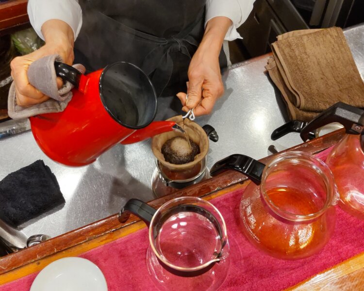 コーヒー豆を蒸らしてから「の」の字を書くように4～5回に分けてお湯を注ぐ。