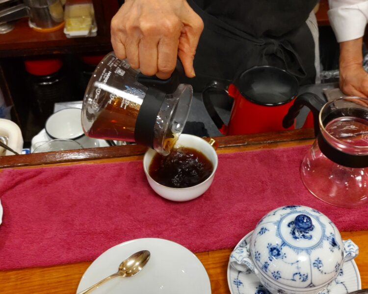 あらかじめお湯を注いで温めておいたカップにコーヒーを注いだら、あとは配膳するだけ。
