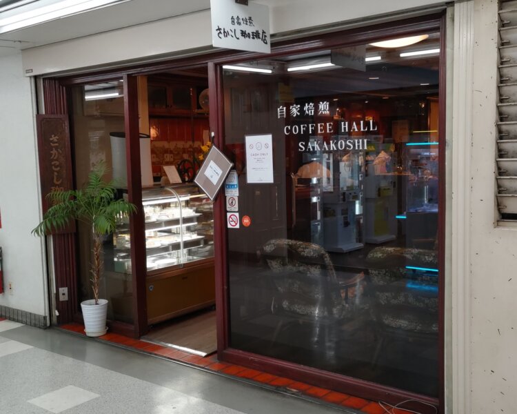 出入り口は大きなガラス窓になっているため、廊下側からでも店内の混み具合を確認できる。