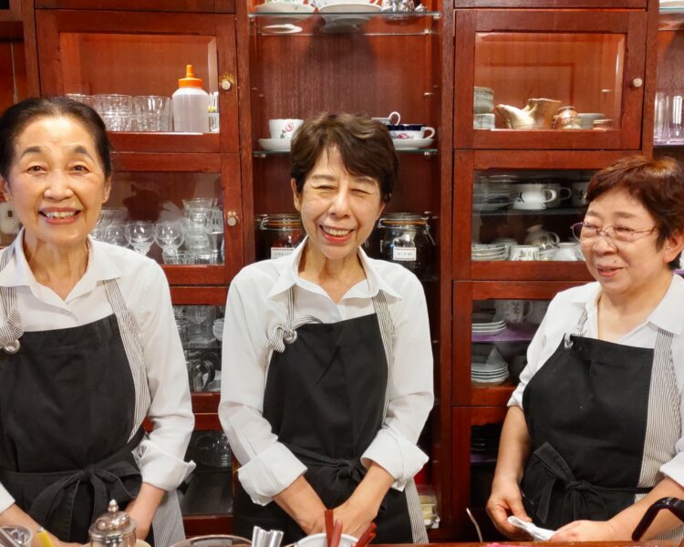 店主の坂越朗恵さん（中央）と、気心の知れたスタッフの宮部さん（左）、渡邉さん（右）。