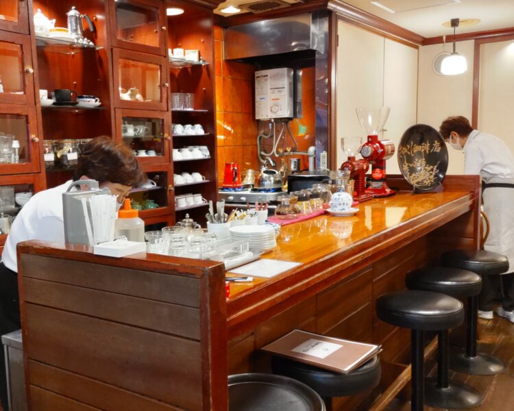 落ち着いた雰囲気の店内には、カウンター席のほかに2～4人掛けのテーブル席も複数ある。