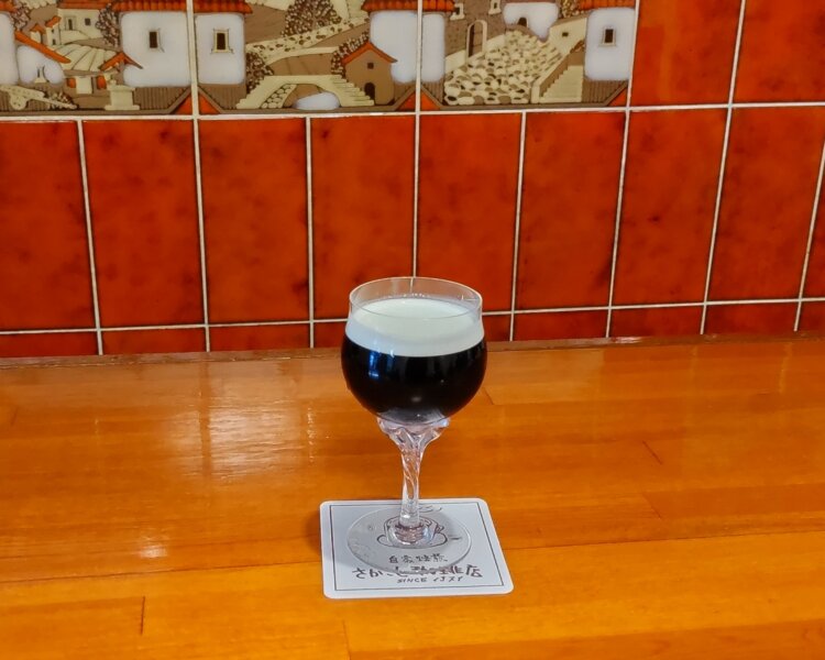 冷たいコーヒーに生クリームをかけたコールドコーヒーは、かき混ぜないで飲むのが◎。