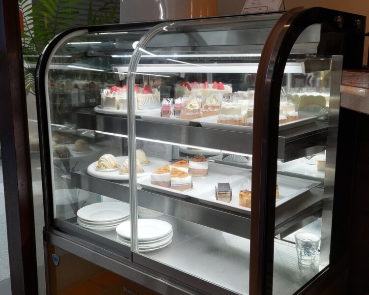 出入り口のそばに設置されたケーキのショーケース。定番8種に加え、季節ごとのケーキも並ぶ。