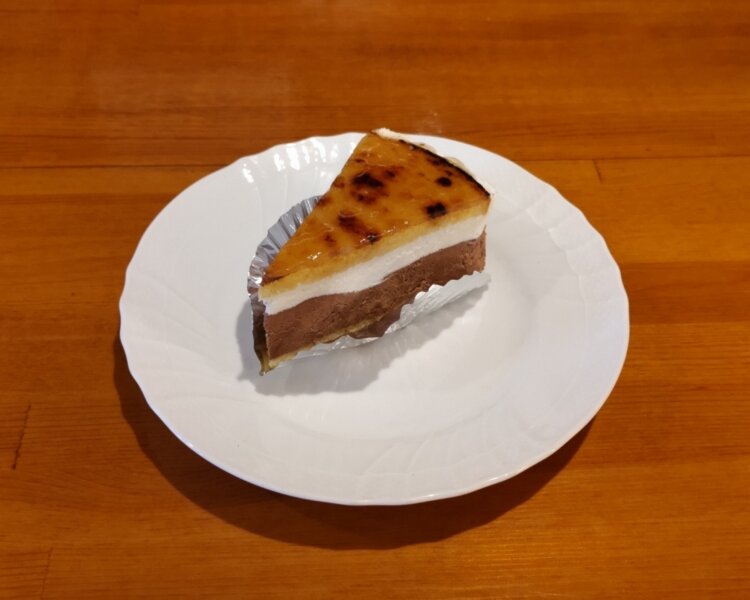 上からキャラメリゼ、バニラムース、チョコレートムースが層を成しているサンマルク。