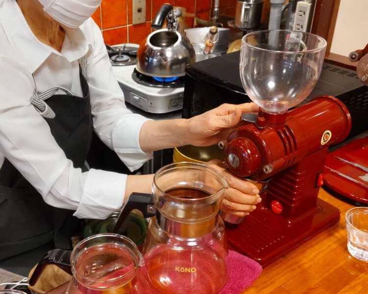 キッチンに面したカウンターに置かれている電動コーヒーミルで豆を挽く。