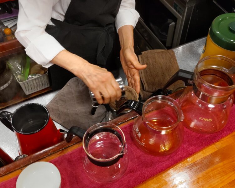 挽いた豆をネルのフィルターに入れる。ネルドリップなのは創業当初から変わらない。