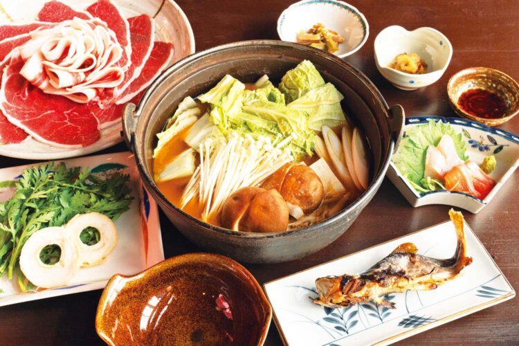 地元食材や加賀野菜の料理が自慢。日帰り入浴でも食事は可能で、1名3000円以上の注文で入浴が無料に。