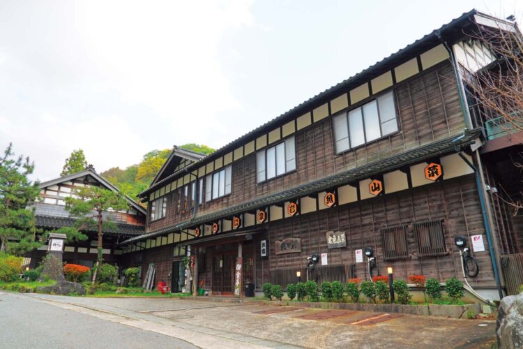 歴史を感じる重厚な建物。