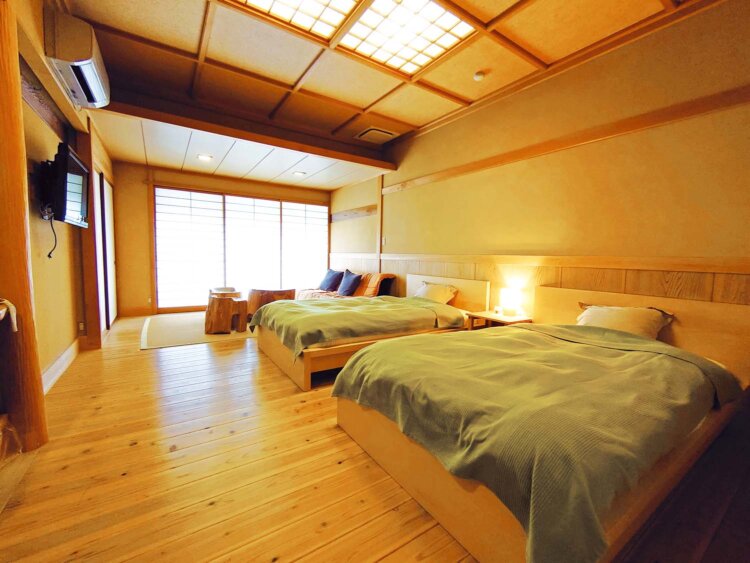 多彩な客室がそろう。写真はウッドフロアの「蓮華」。