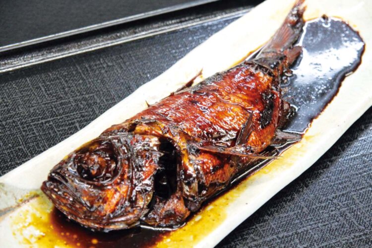 金目鯛の姿煮。農薬不使用の米や地魚など、健康や地産地消の食材にこだわる。