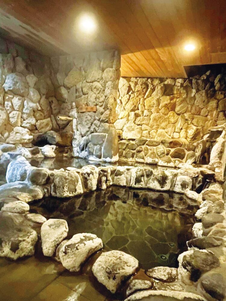 女湯には洞窟風の岩風呂がある。