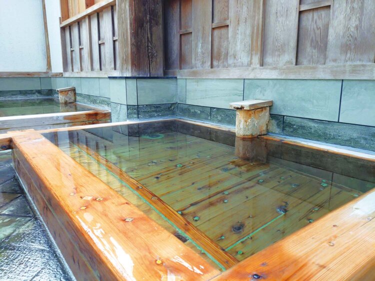 湯船の底から湯を注ぎ込む設計になっている唐傘天井の桧風呂。
