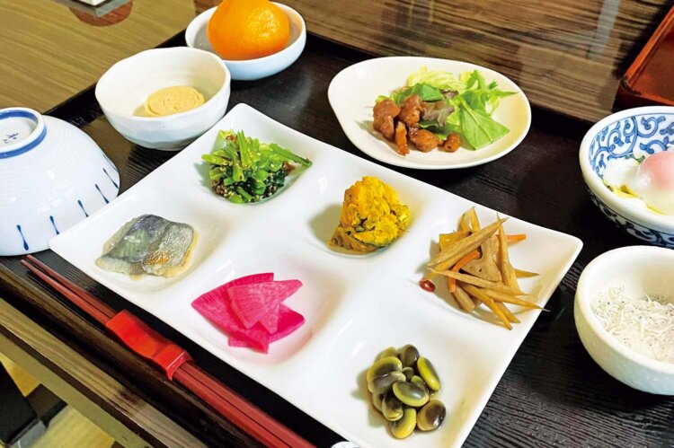 朝食は和定食（写真）か自家製サンドイッチが選べる。