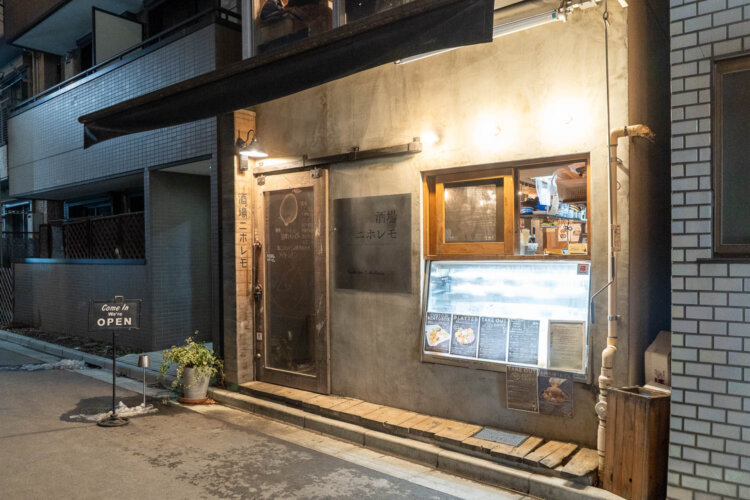 外観はスタイリッシュなグレーの外壁や看板と、温もりを感じる木の組み合わせ。