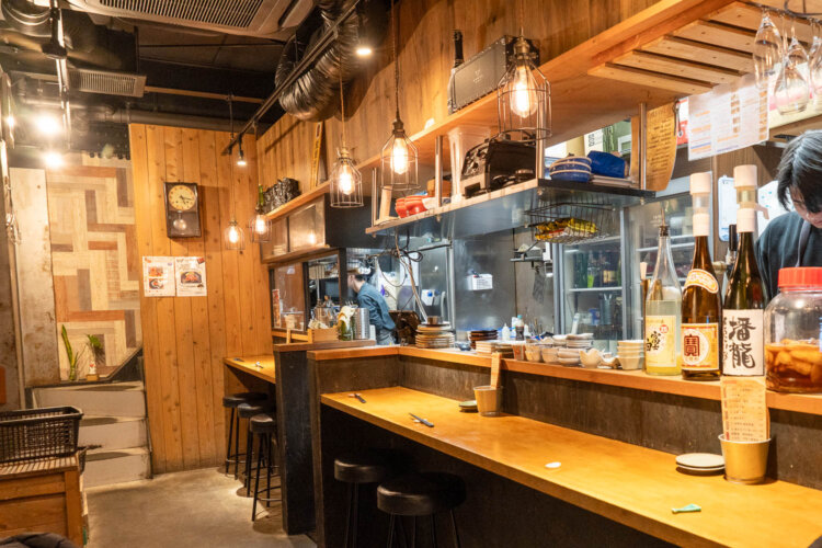 1階はカウンター席。店内は温かみのある雰囲気。