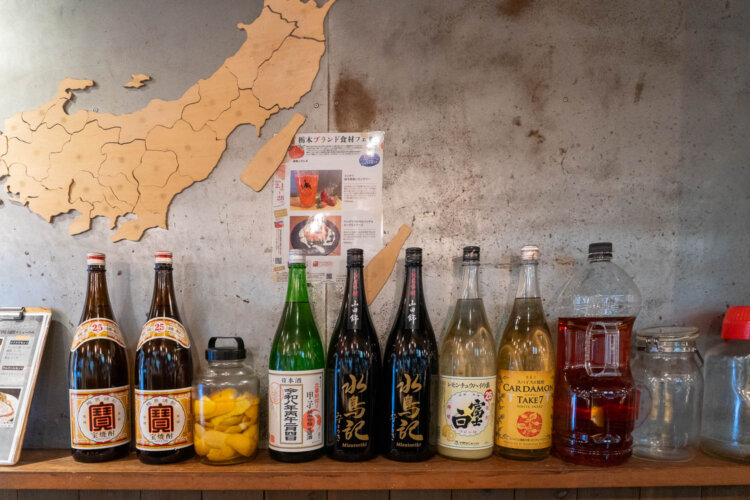 壁に沿って置かれたサワーの材料。食材やお酒は日本全国のものを選りすぐっている。