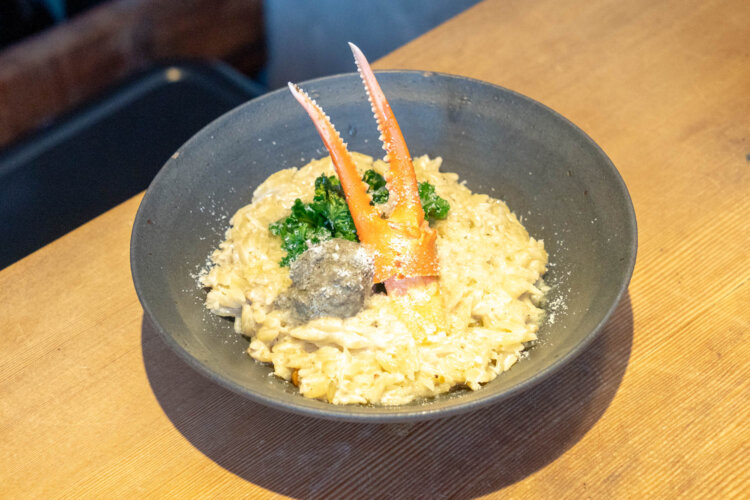 濃厚蟹味噌チーズリゾーニは1480円。あさり出汁、蟹味噌やチーズのコクと旨味の重なりが口の中に広がる。