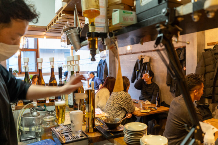 2階のテーブル席。日が暮れる前からにぎわう日も少なくない。