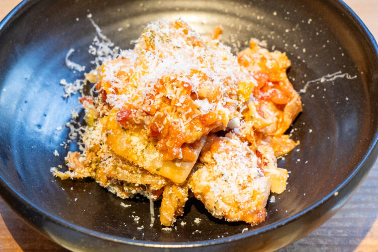 この日、メインだった豚肉白菜のトマト炒め。白菜とトマトの組み合わせもちょっと意外だ。