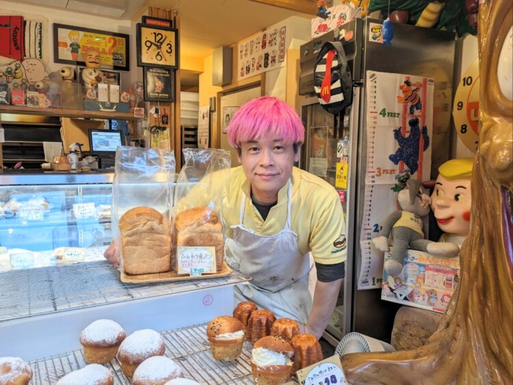 店主の與儀高志さん。店の奥にある厨房で全商品を製造している。
