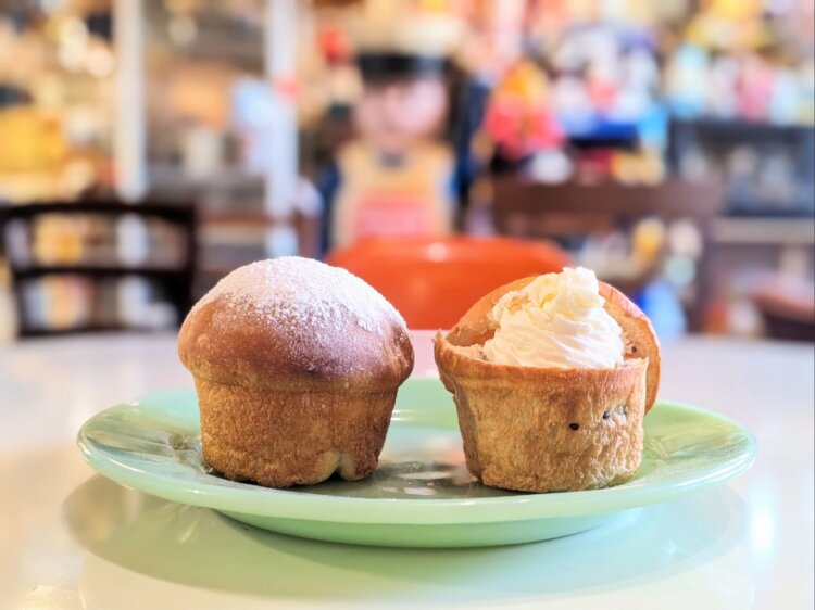 左から、『nukumukui』で一番人気のクリームパン324円。あんぱん360円。