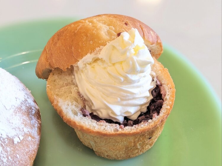 あんぱん。生クリームとあんこの異なる甘みが合わさり、よりふくよかに香り立つ。