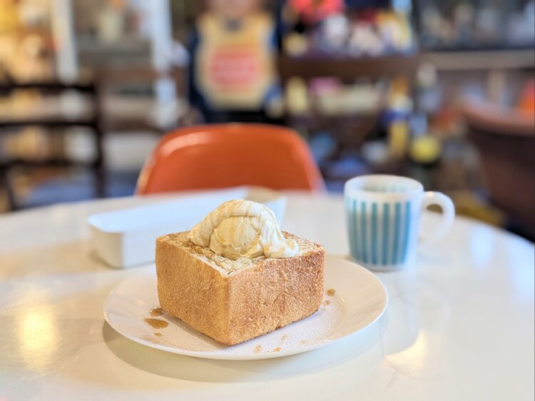 ハニートースト（アイスクリーム・生クリームのせ）990円。コーヒー440円。
