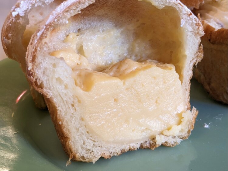 シンプルでありながら、斬新なアイデアが光るクリームパン。老若男女に人気。