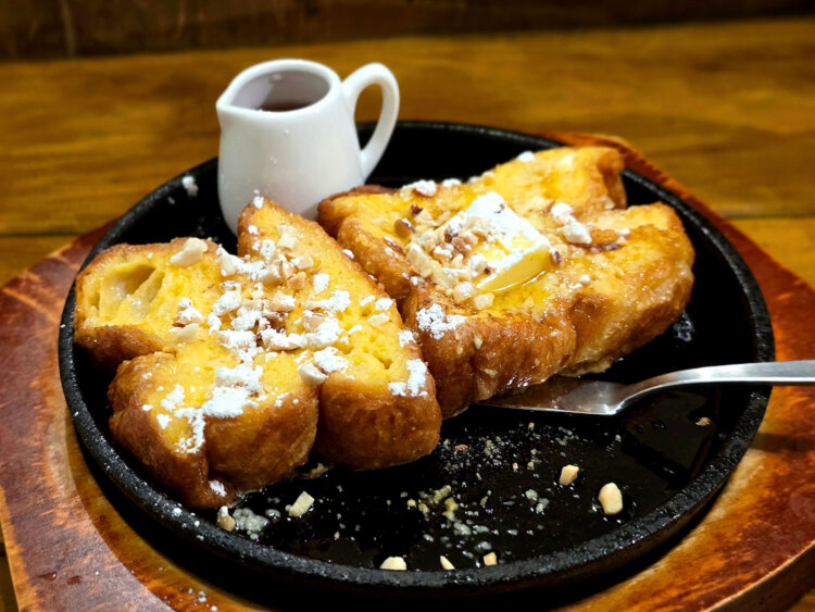 鉄板で食べるフレン地理トースト890円。